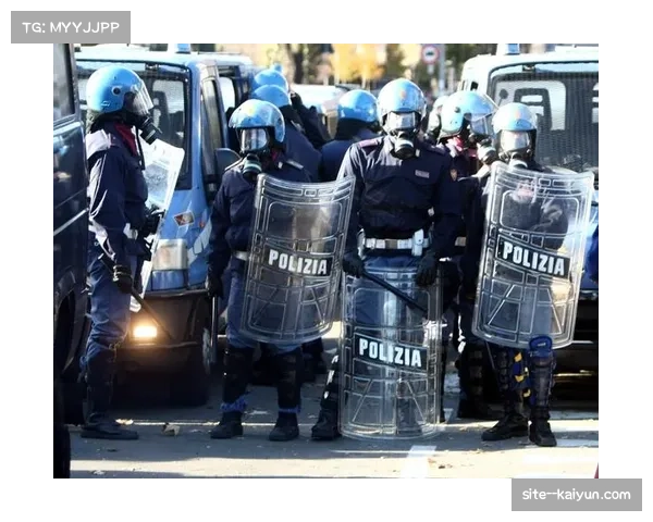 都灵主场球迷极端抗议事件 训练基地外出现侮辱性横幅标语